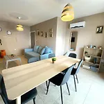 2Br Apt - 5Mins Walk To The Beach With Internet Access