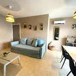 2 Combined Apts, Fast Wi-Fi, 5 Min Walk To Beach