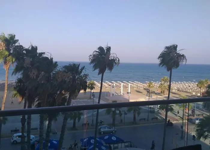 Horizon Luxury Suite At Finikoudes Beach 301