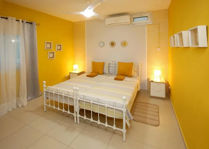 930m to Beach-2 Bedroom+Veranda-Perfect Located