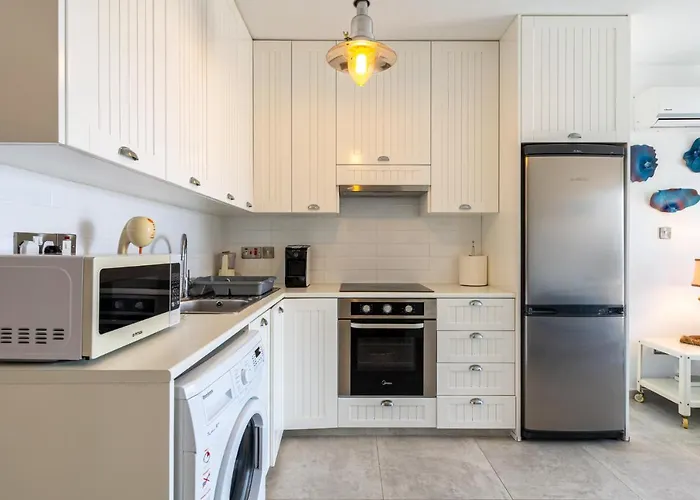 Seawaves 1- Bedroom Apartment Near Meneou Beach