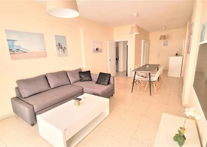 Comfy 2Br Apartment In The City Center, Free Parking And 3Min Walk To The Beach!