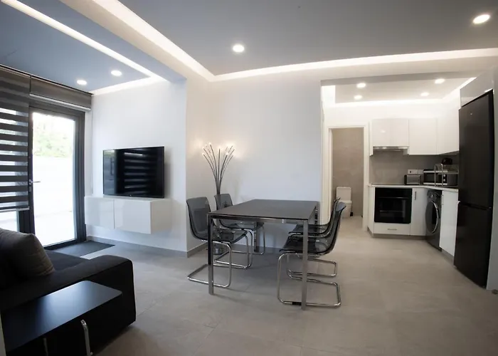Phaedrus Living: Luxury Mackenzie Flat