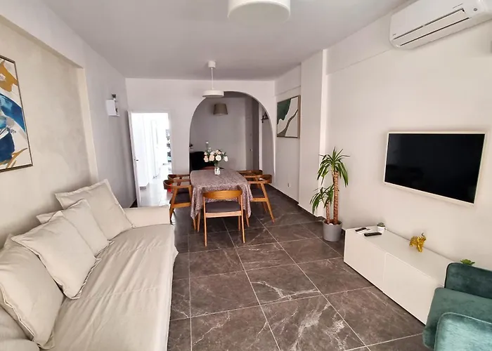 Center 2Br Apt W/ Parking And 250M Walk From Beach