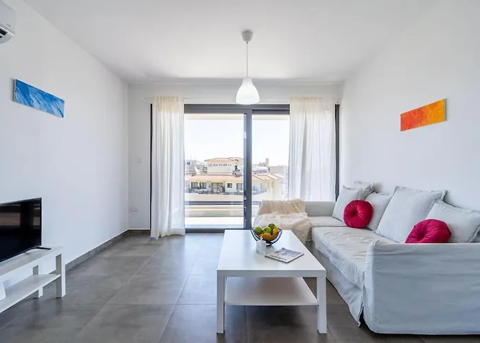 Maryam\'S 2-Br Apt Facing Larnaca Harbor W/ Pool