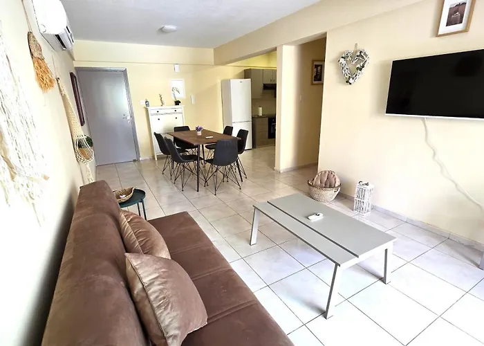 Stylish 2Br Apartment With Balcony & Wi-Fi