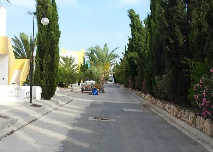 Poseidon Gardens - Beachfront Spacious Apartment