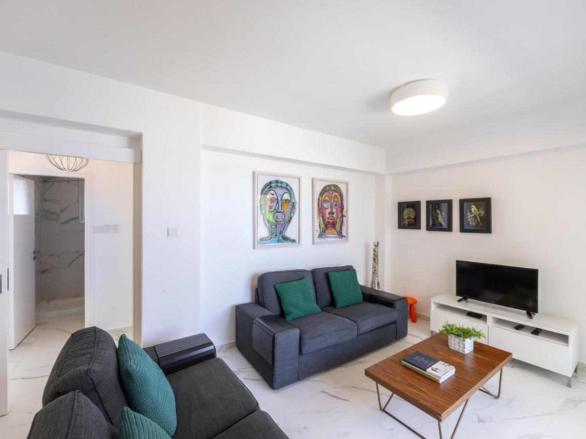 Mackenzie Leo Seafront Apartment