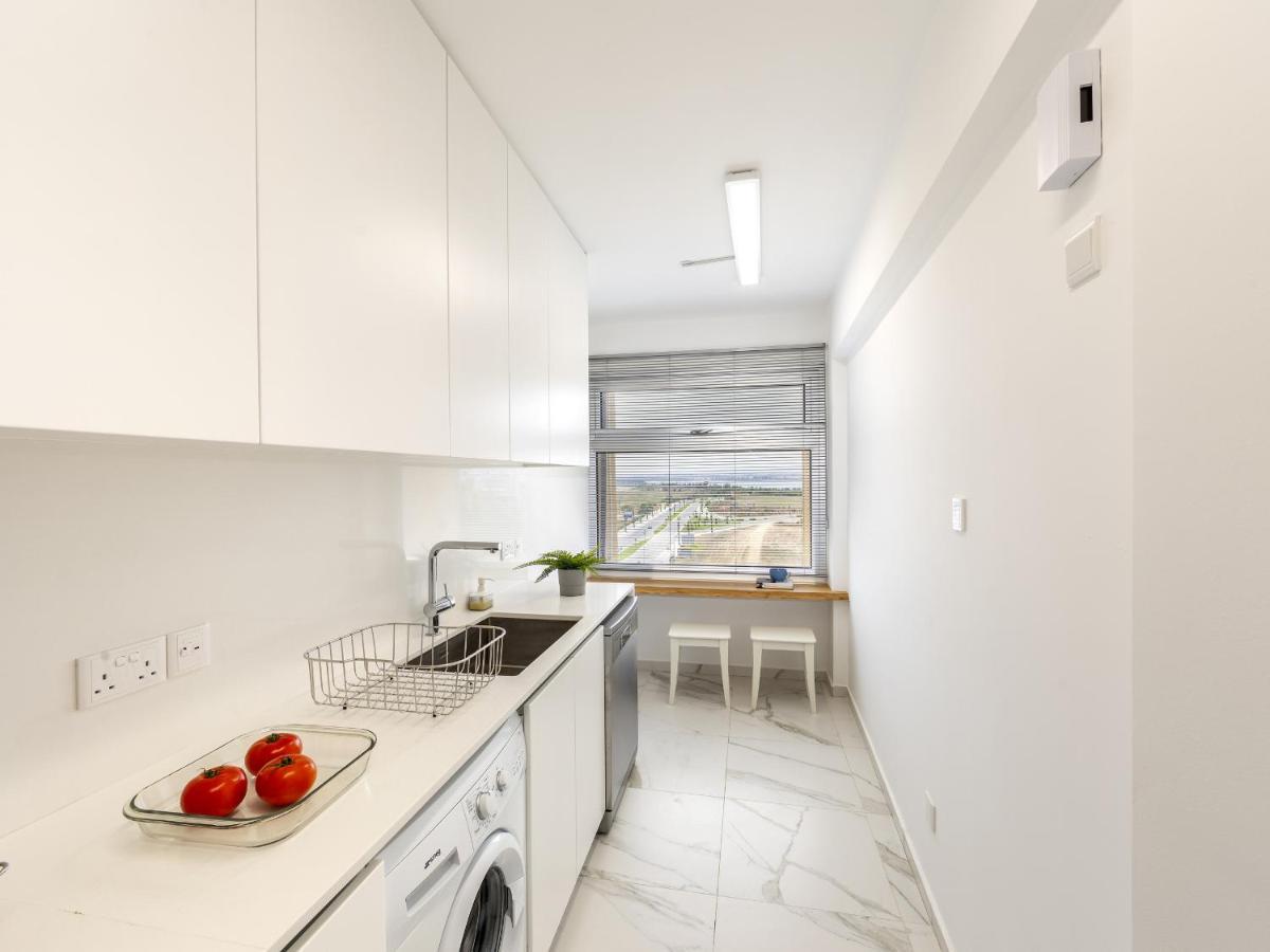 Apartment Mackenzie Leo Seafront *