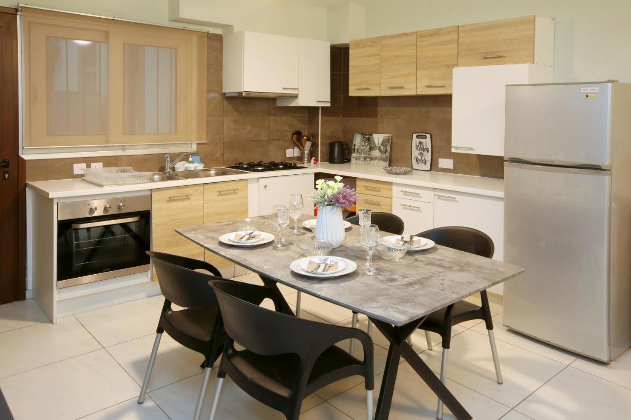 930m To Beach-2 Bedroom+veranda-perfect Located Apartment