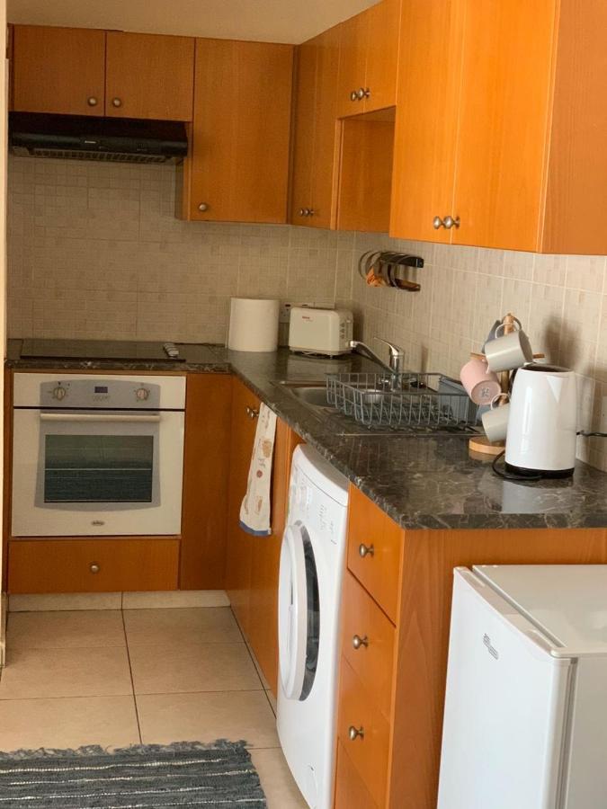 Sabine - Finikoudes 102 Apartment Larnaca