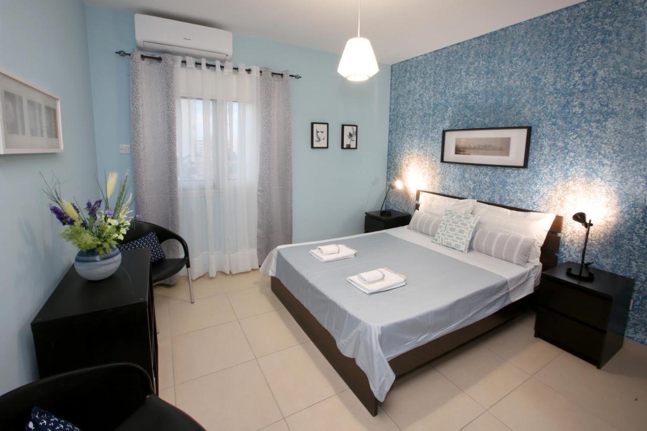 930m To Beach-2 Bedroom+veranda-perfect Located Apartment *