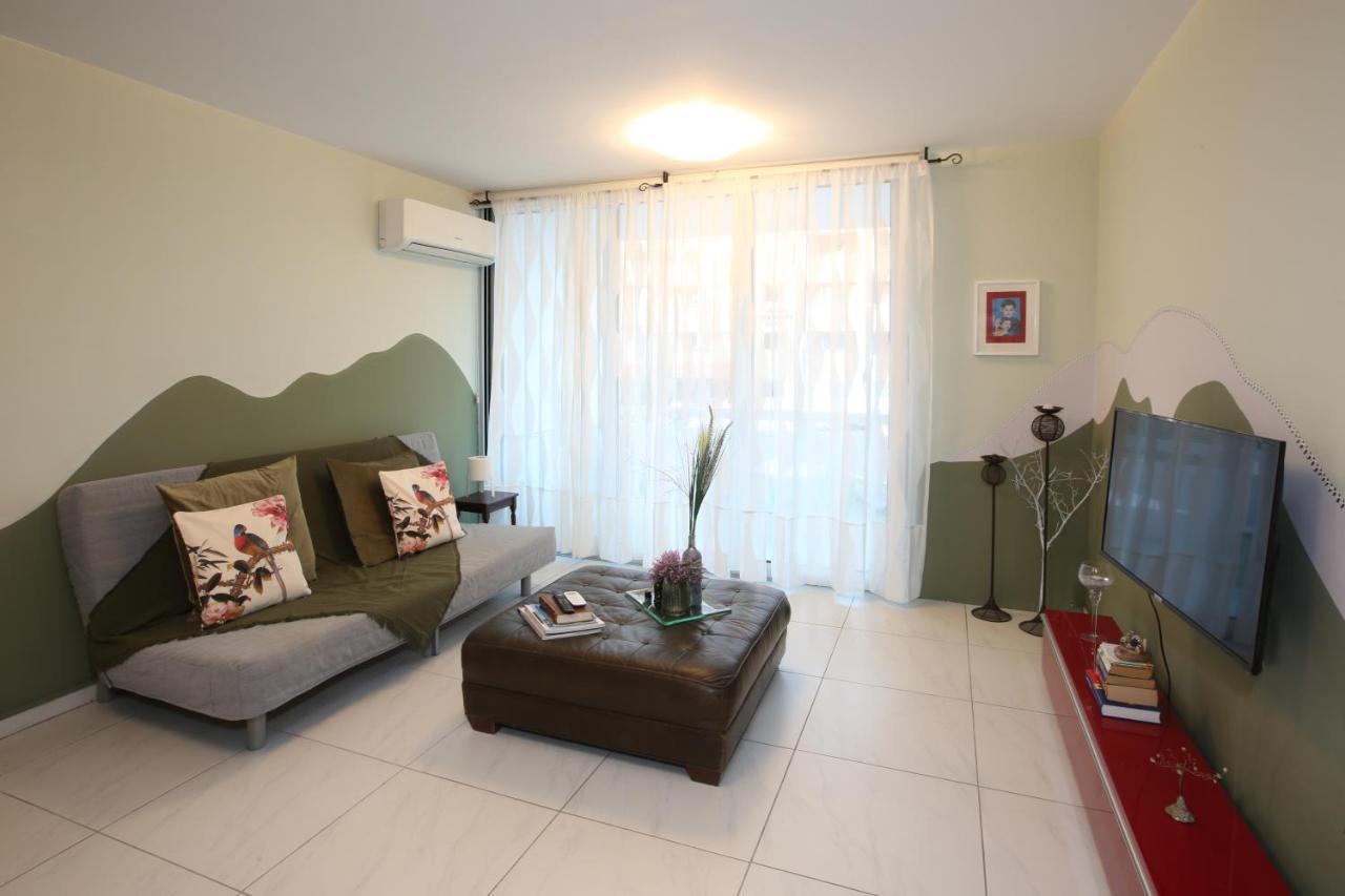 Apartment 930m To Beach-2 Bedroom+veranda-perfect Located
