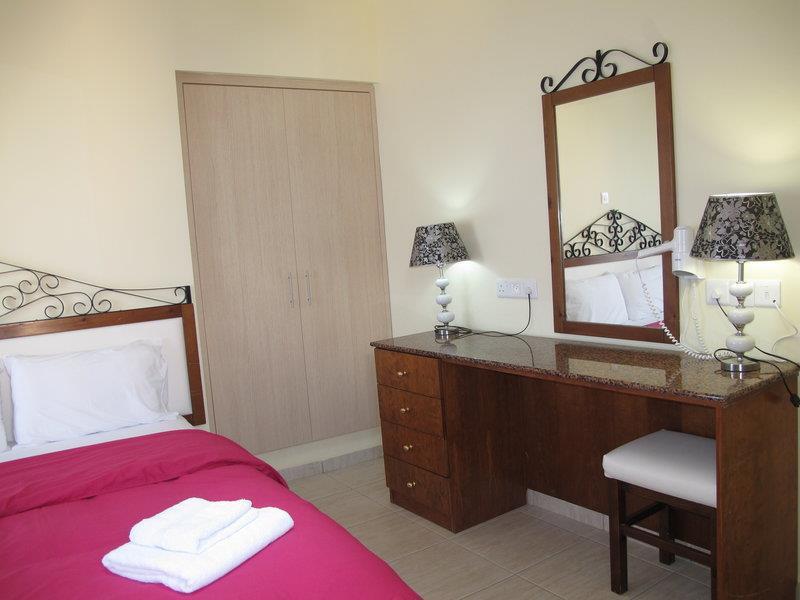Mackenzie Hotel 2*