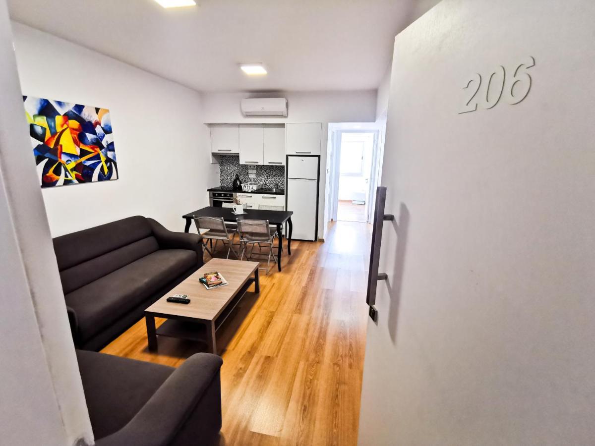 Daze Off Apartment, 300m To The Finikoudes *