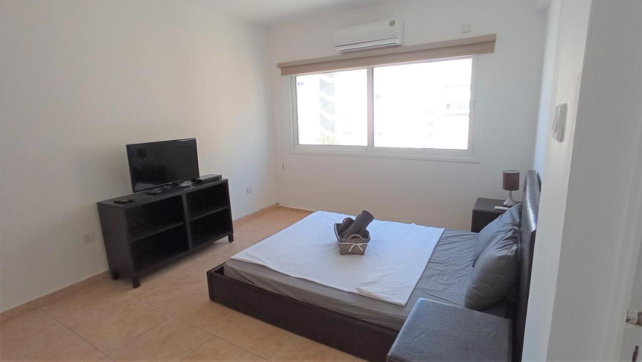 5 Min To The Shared Incl Netflix - Private In 3 Bdr Larnaca