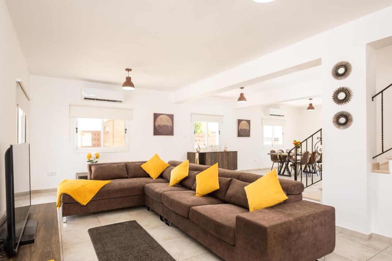 Voroklini With Pool Villa Larnaca