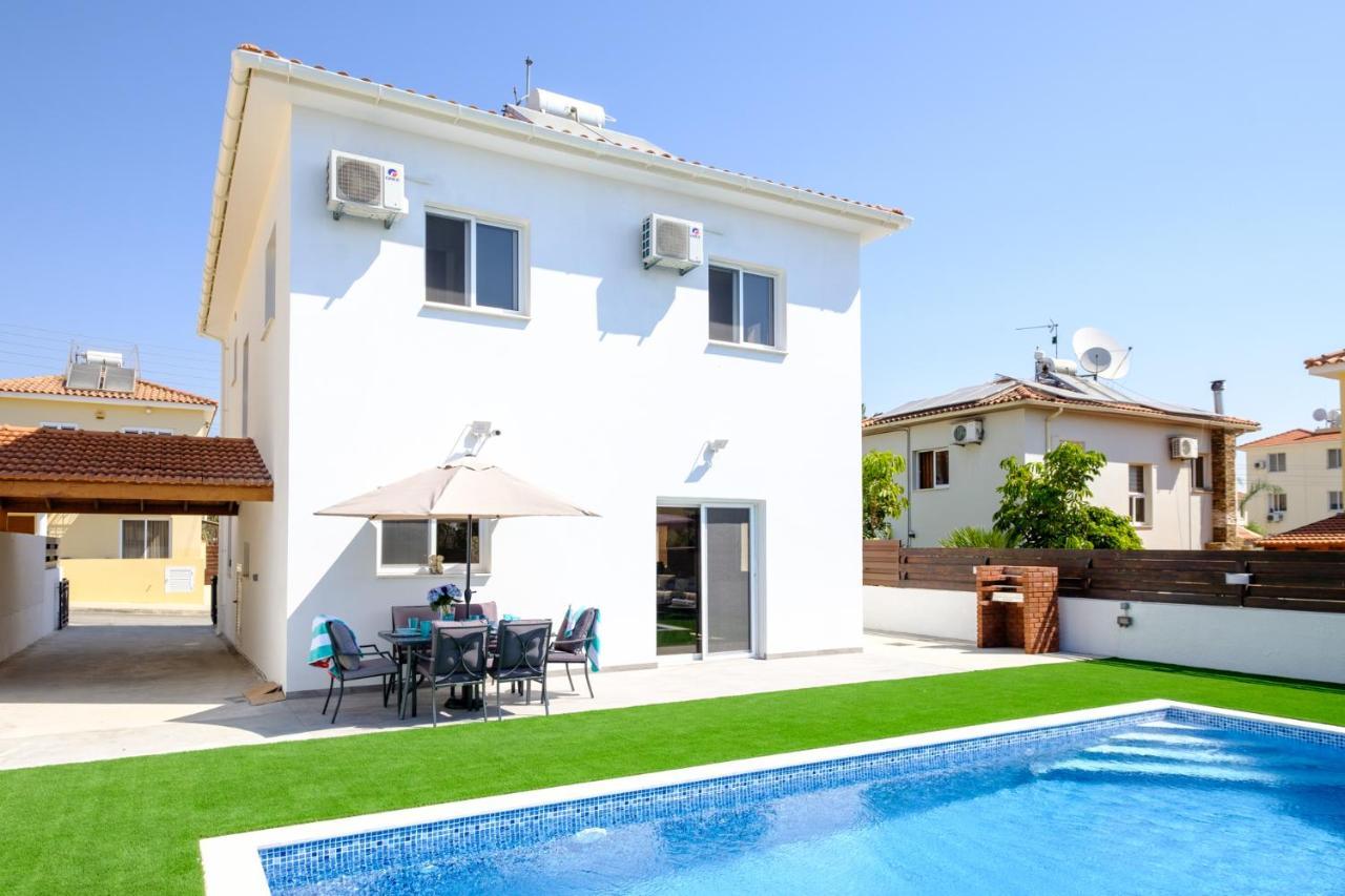 Voroklini With Pool Villa Larnaca