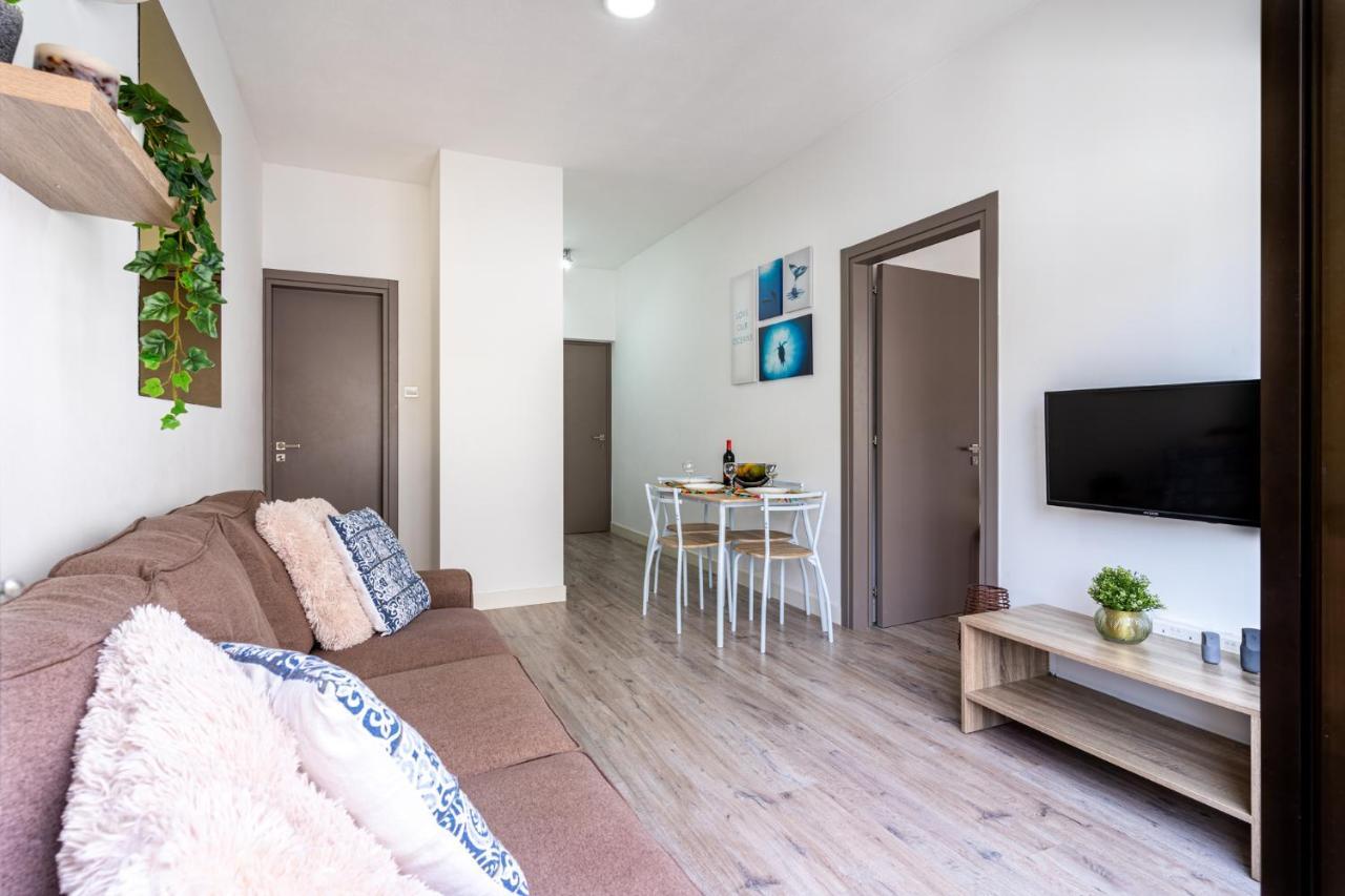 Eleni's 1-br In Center *