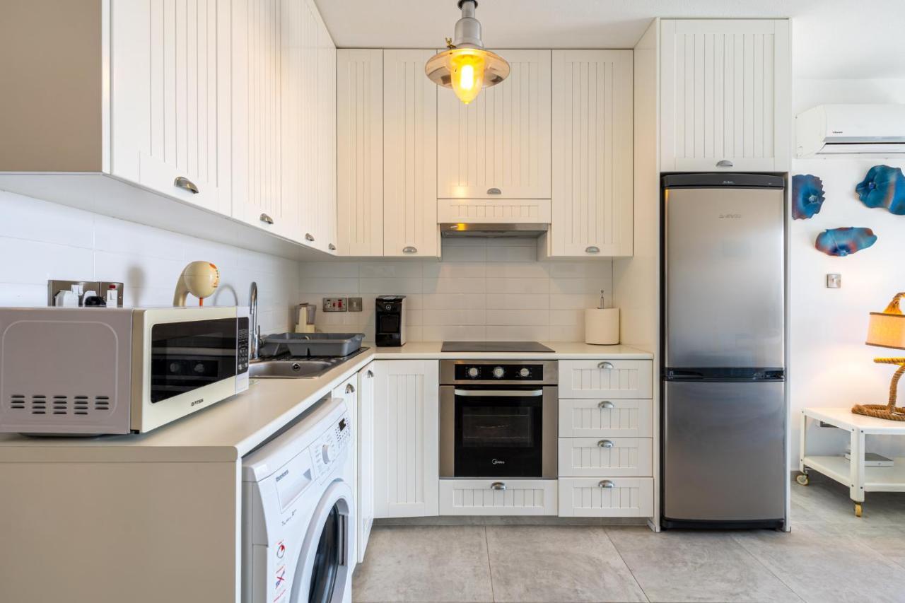 Apartment Seawaves 1- Bedroom Near Meneou *
