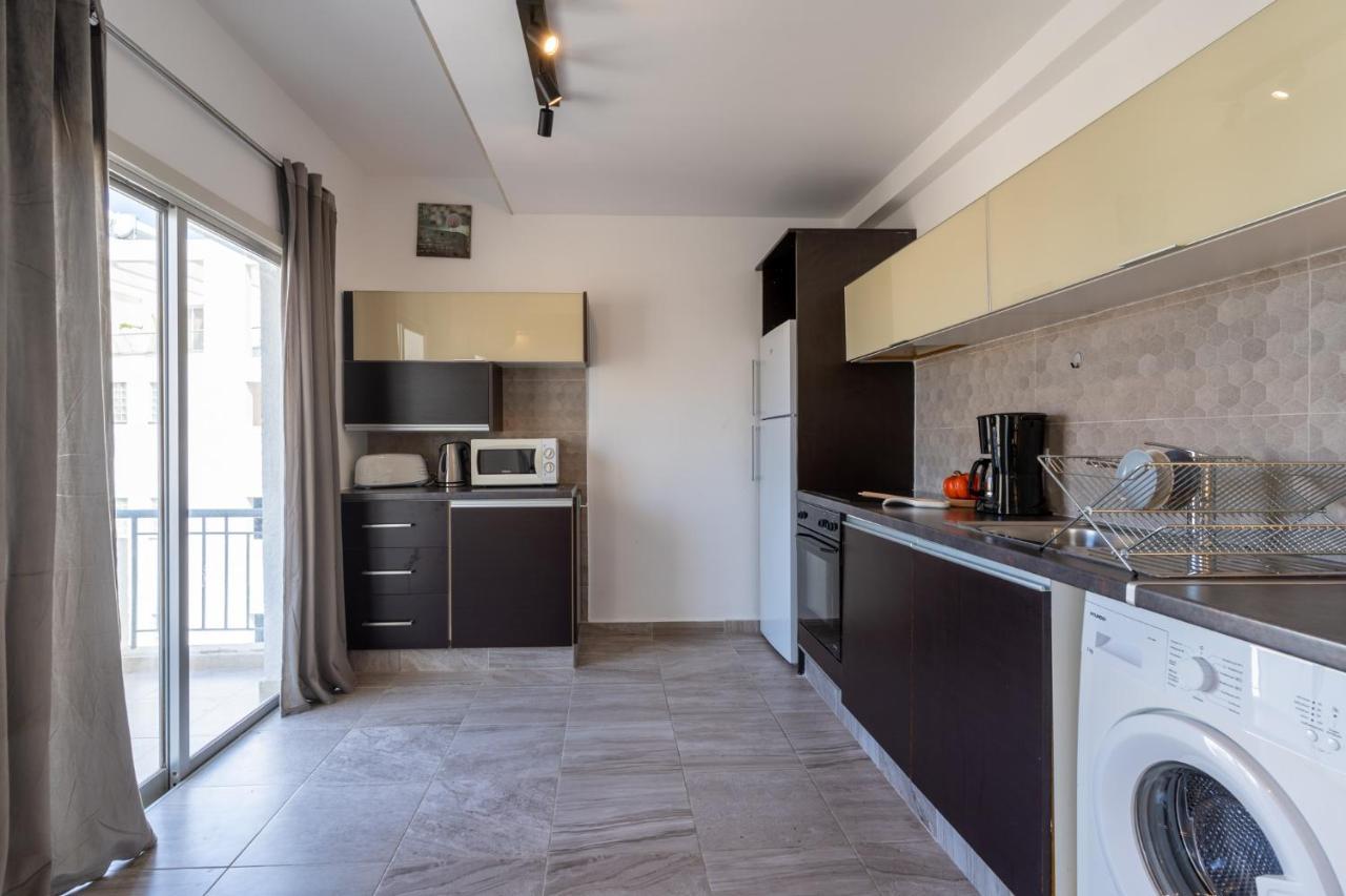 Terre 1-br Apt In + Balcony *