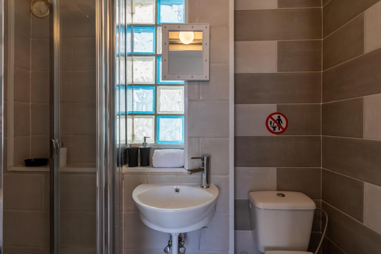 Terre 1-br Apt In + Balcony