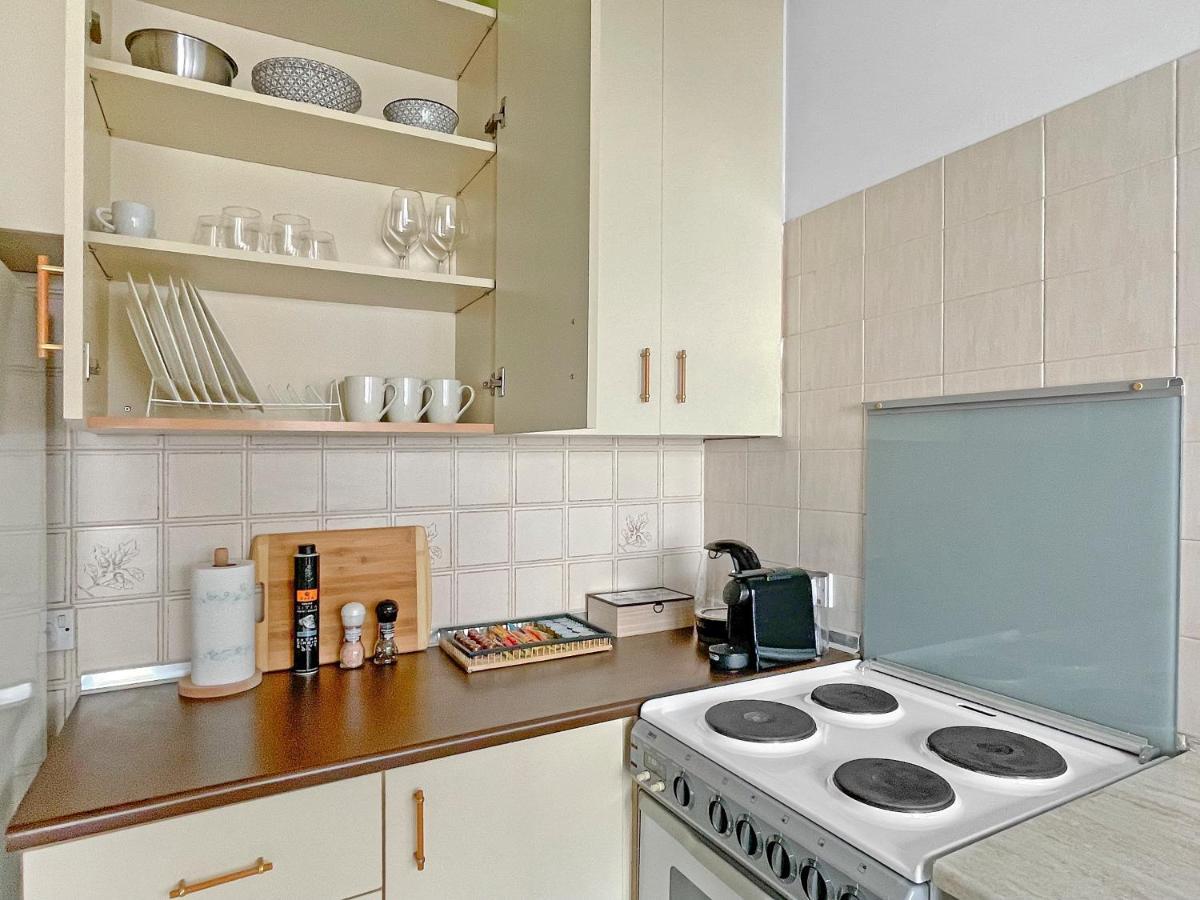 2br Seafront In Center With Community Pool Apartment *