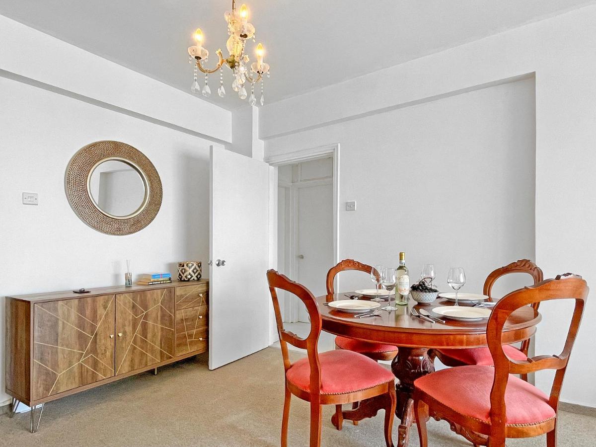 Apartment 2br Seafront In Center With Community Pool
