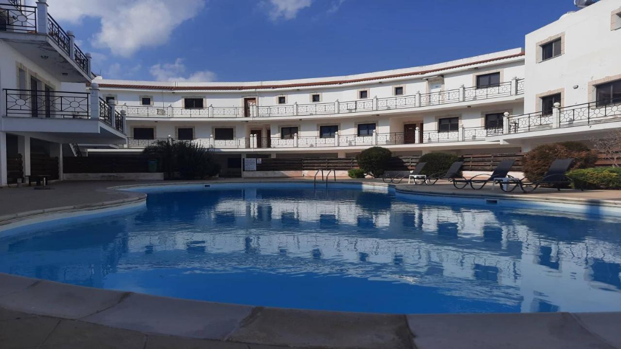 Paramount Gardens C201 Apartamento