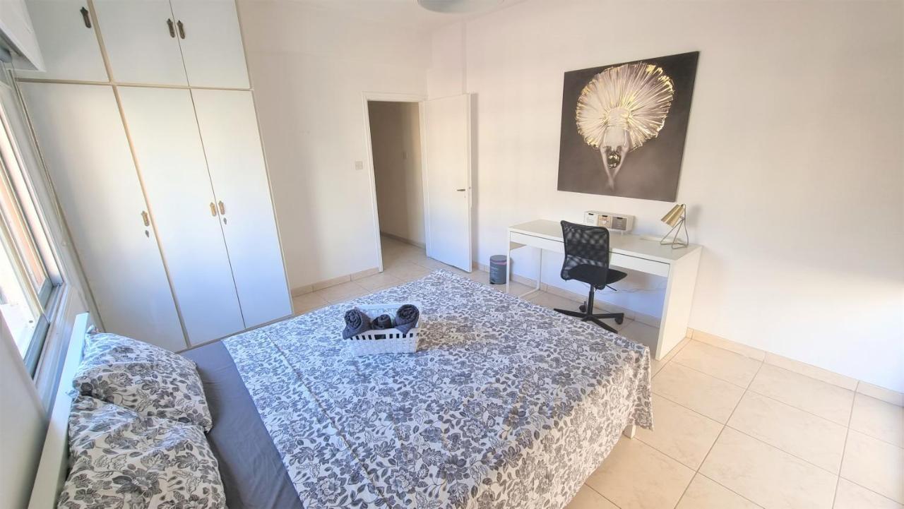 Apartment Comfy 2br In The Center, Free Parking And 3min Walk To The Beach! *