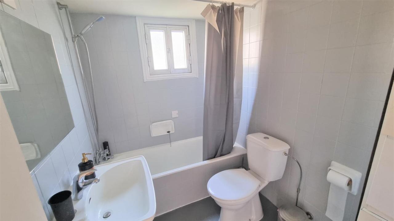Apartment Comfy 2br In The Center, Free Parking And 3min Walk To The Beach! *