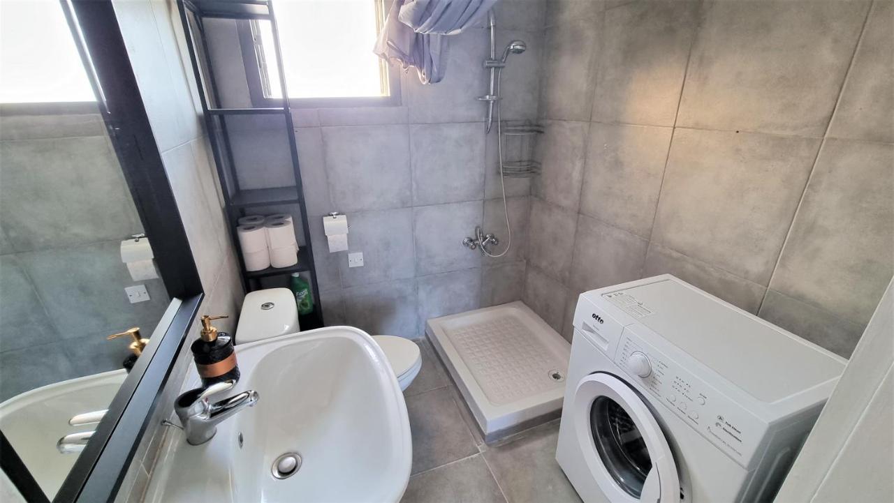 With 360° Balcony And Direct Sea And Harbour View! Căn hộ Larnaca