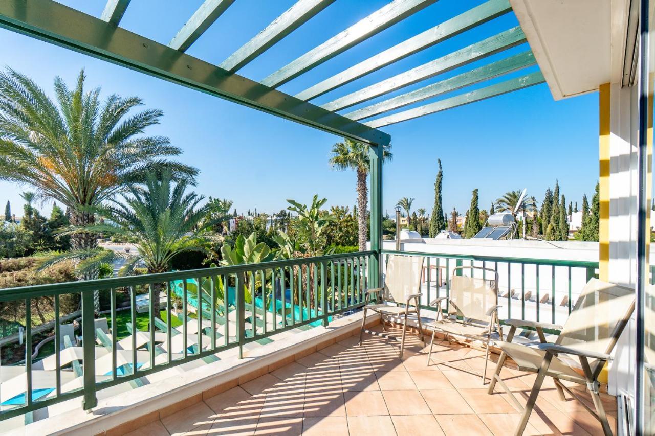 Villa Poseidon Gardens By Ezoria Larnaca