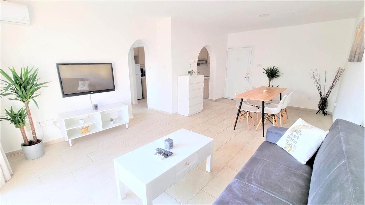 Apartamento Coastal Getaway: 2 For Up To 14 Guests! Light-flooded And Spacious Lárnaca