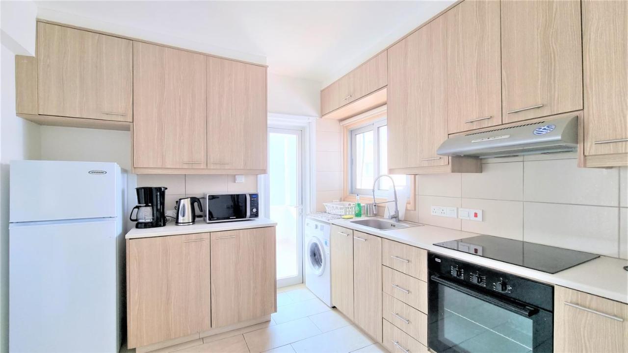 Coastal Getaway: 2 For Up To 14 Guests! Light-flooded And Spacious * Lárnaca