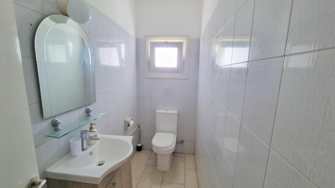 Coastal Getaway: 2 For Up To 14 Guests! Light-flooded And Spacious Apartamento Lárnaca