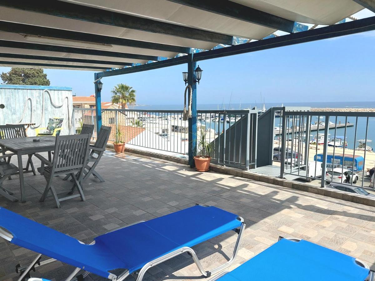 Penthouse With Roof Garden In Zygi Village Marina