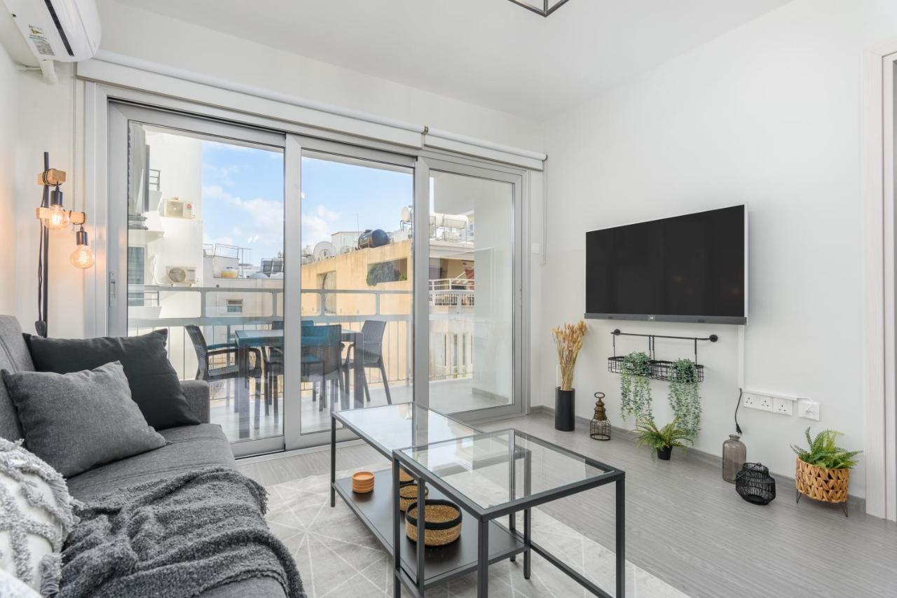 2-br By Finikoudes *