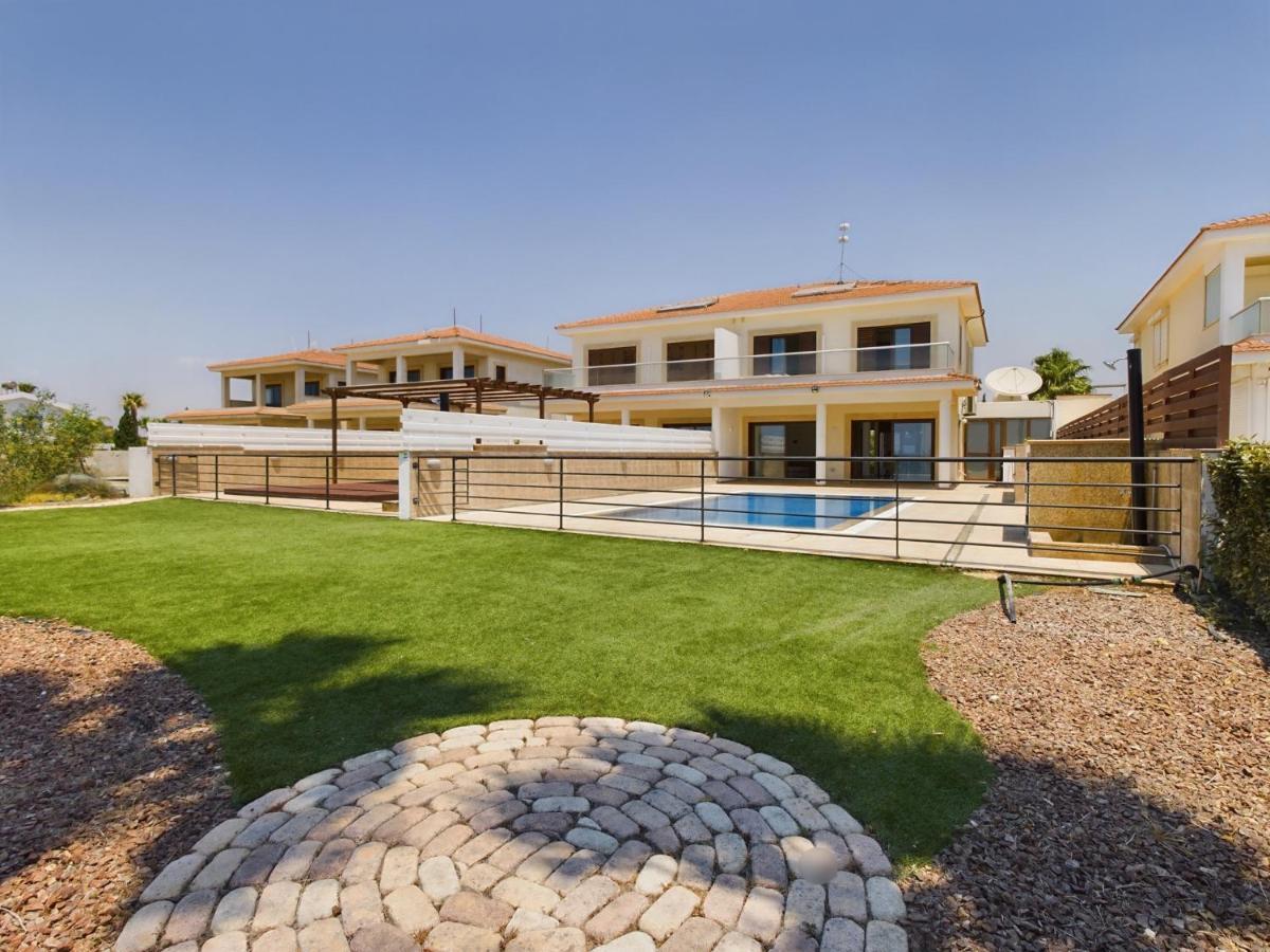 Amazing Frontline Villa