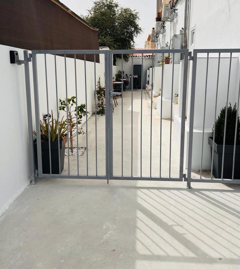 Impeccable Newly Renovated In Apartment *