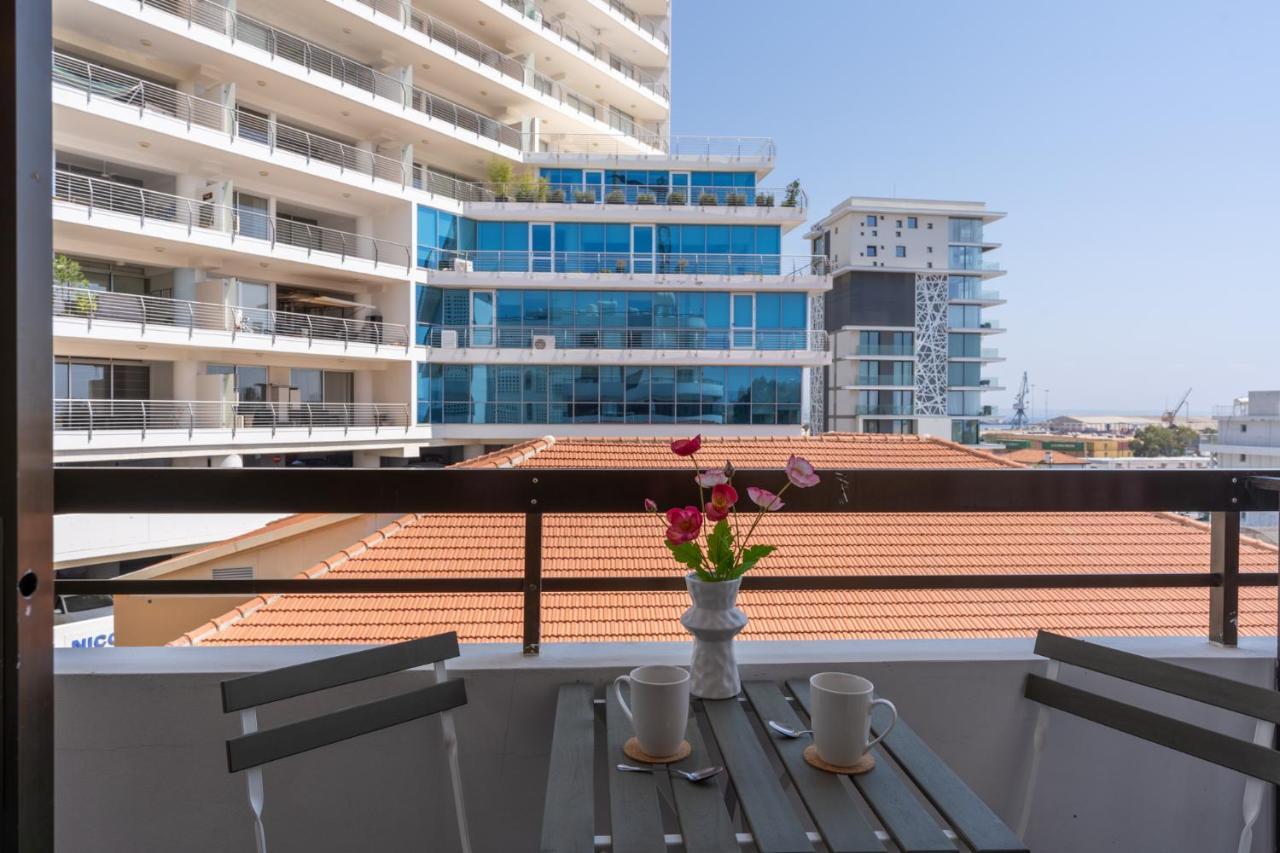 Burst W/ Balcony In Apartment Larnaca