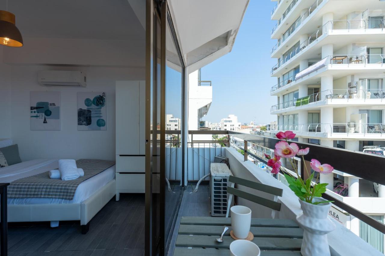 Apartment Burst W/ Balcony In