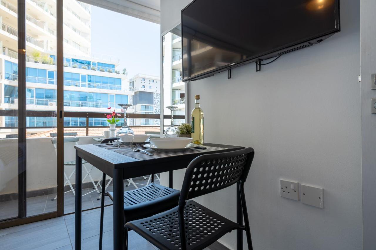 Apartment Burst W/ Balcony In *
