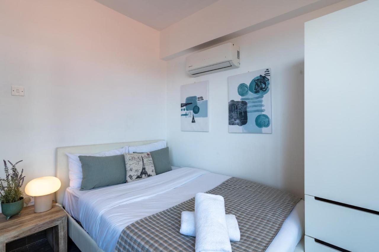 Apartment Burst W/ Balcony In