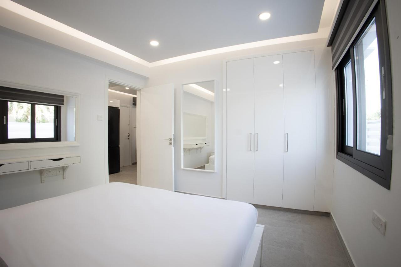 Phaedrus Living: Luxury Mackenzie Flat Apartment