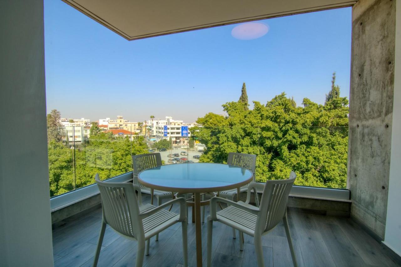 Phaedrus Living Coral Seabreeze Apartment