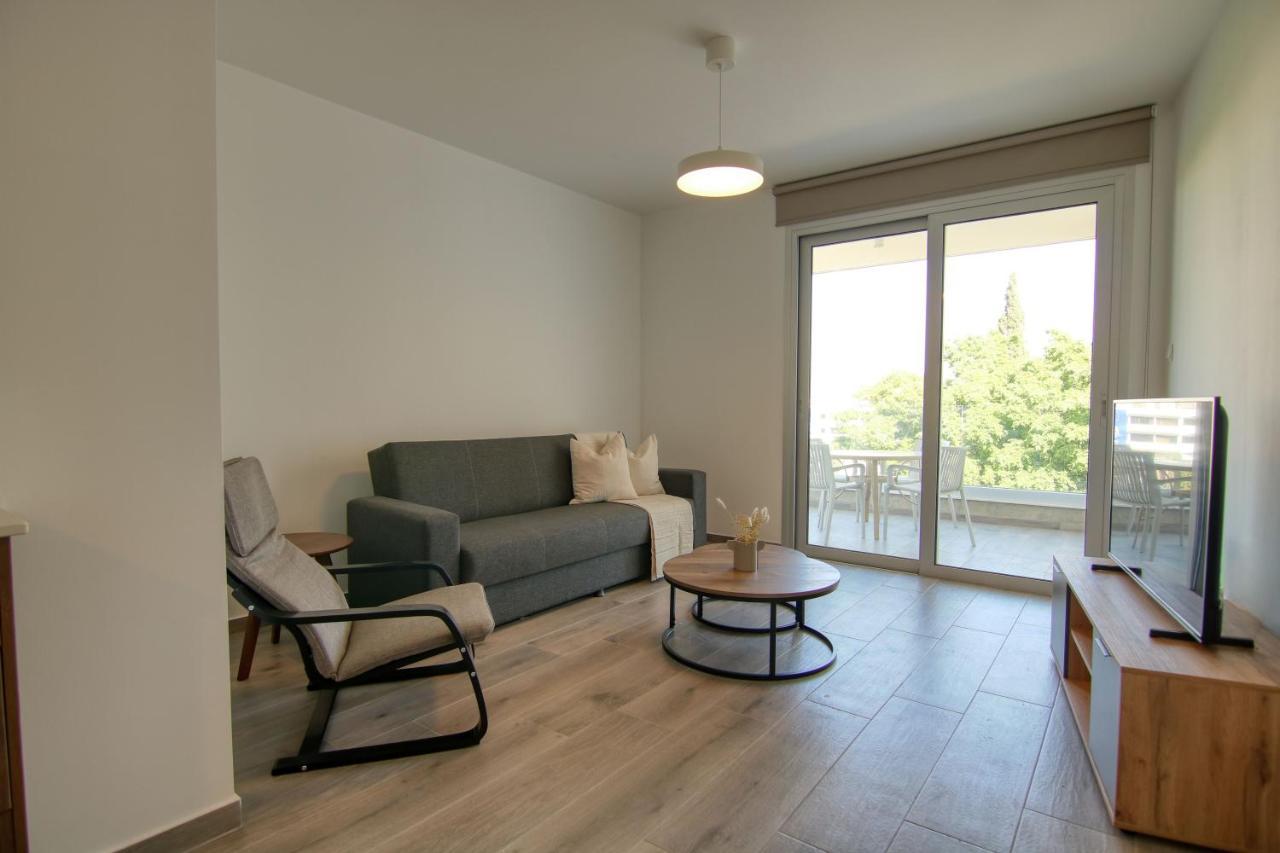Apartment Phaedrus Living Coral Seabreeze