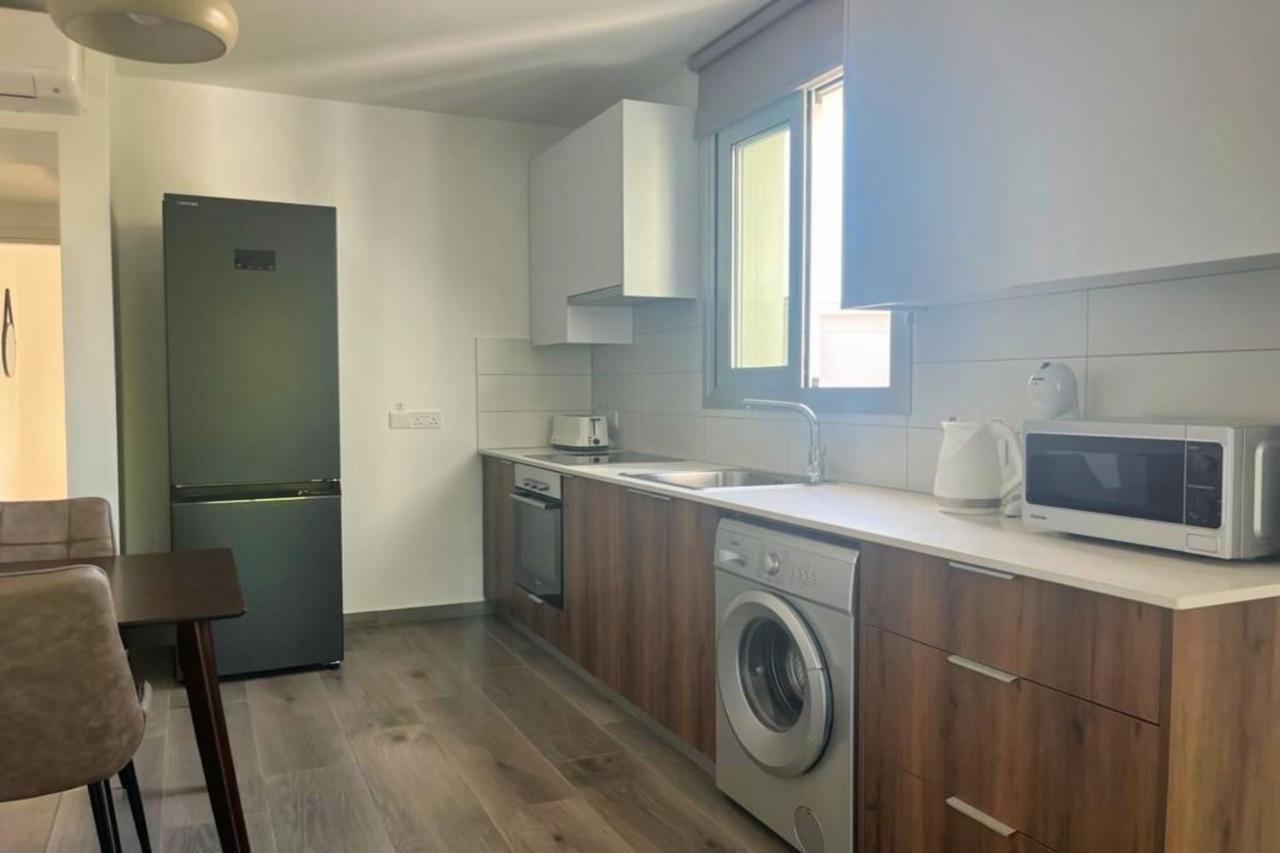 Phaedrus Living Coral Aura Apartment *