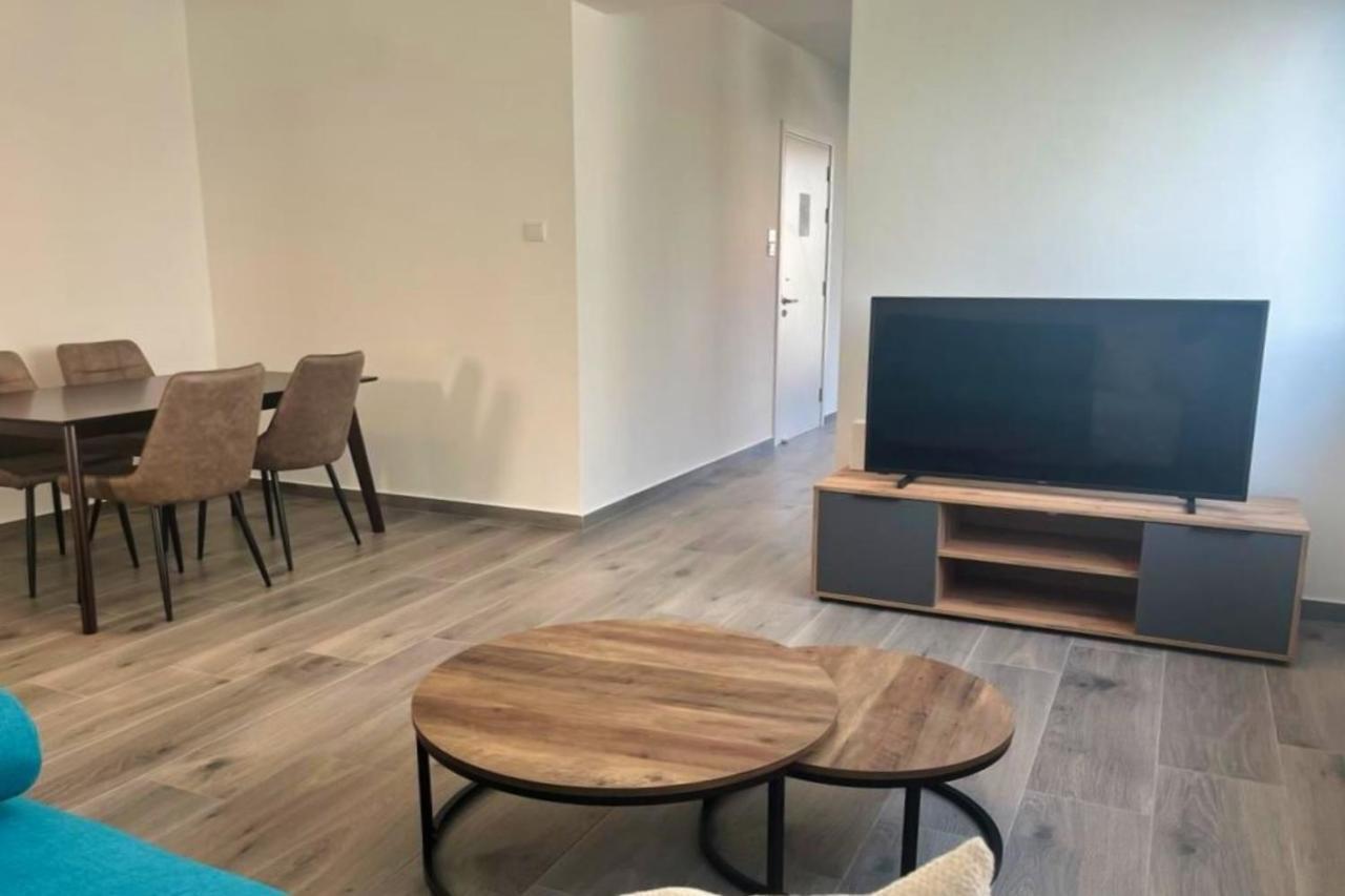 Apartment Phaedrus Living Coral Tranquility *