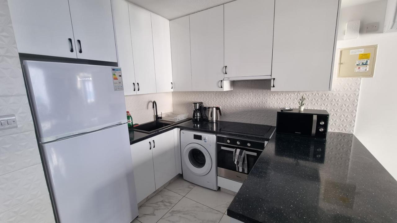 Apartment Stylish W/ Sea View + Pool + 200mbit Larnaca